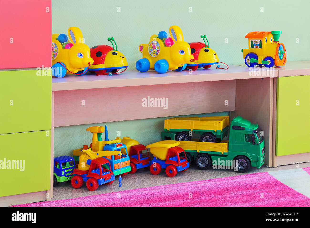 Juguetes para niños. El Kindergarten con conjuntos de juguete. Closeup. Foto de stock