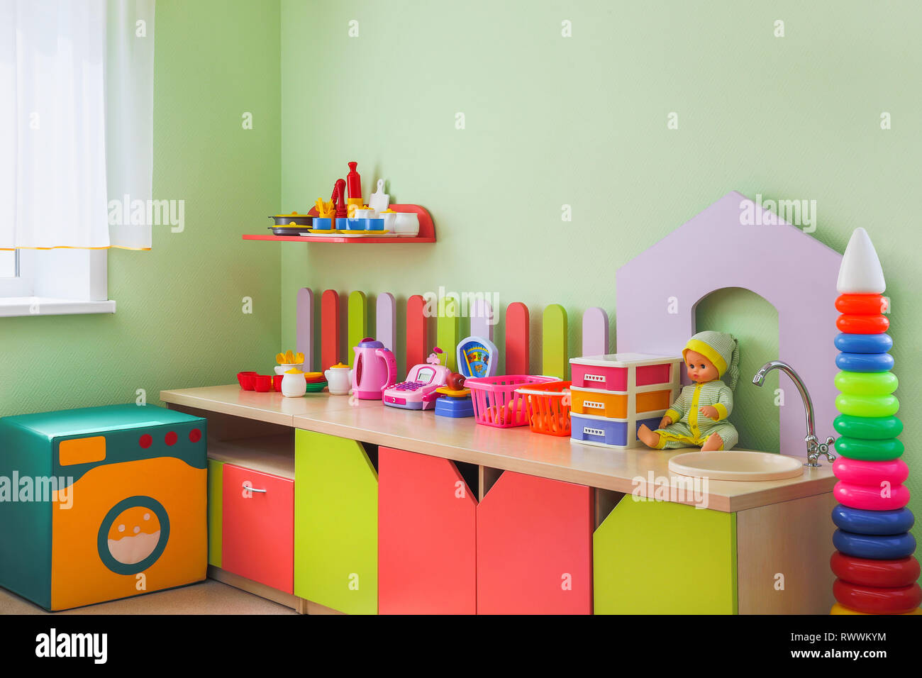 Rincón infantil con juguetes. El Kindergarten con conjuntos de juguete. Closeup. Foto de stock