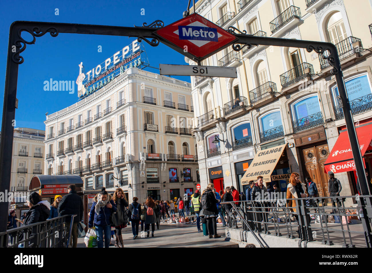 Entrada a la estación de metro Sol, en la Puerta del Sol en Madrid, España  Fotografía de stock - Alamy