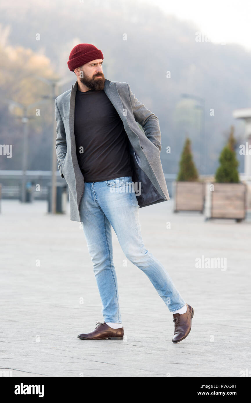 Caminata refrescante. Hipster traje y sombrero accesorio. Atuendo informal  elegante temporada de primavera. Ropa y concepto de moda masculina. El  hombre barbado hipster moda elegante abrigo y sombrero. Ropa cómoda  Fotografía de