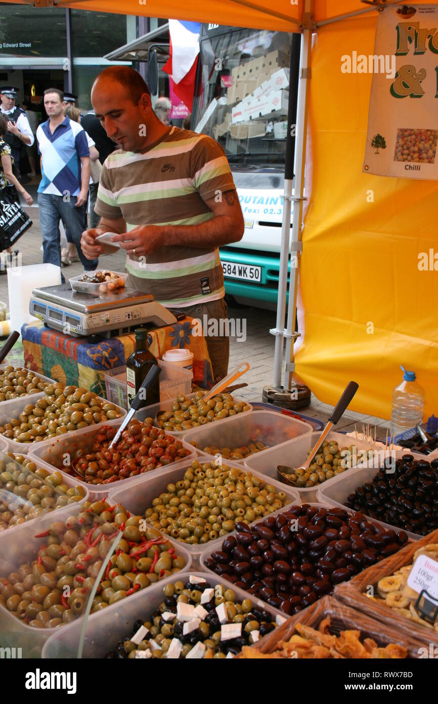 Aceitunas para venta en mercado mediterráneo exterior Foto de stock