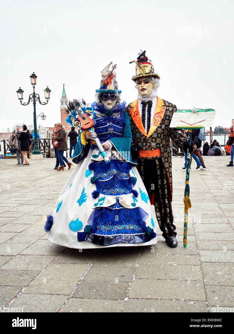 alquitrán Normalmente juego Trajes típicos de carnaval veneciano fotografías e imágenes de alta  resolución - Alamy
