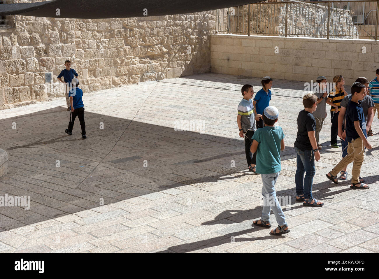 Jerusalén, Israel - 16 de mayo de 2018: la Escuela niños jugando en las calles de la ciudad vieja de Jerusalén, en el barrio judío Foto de stock