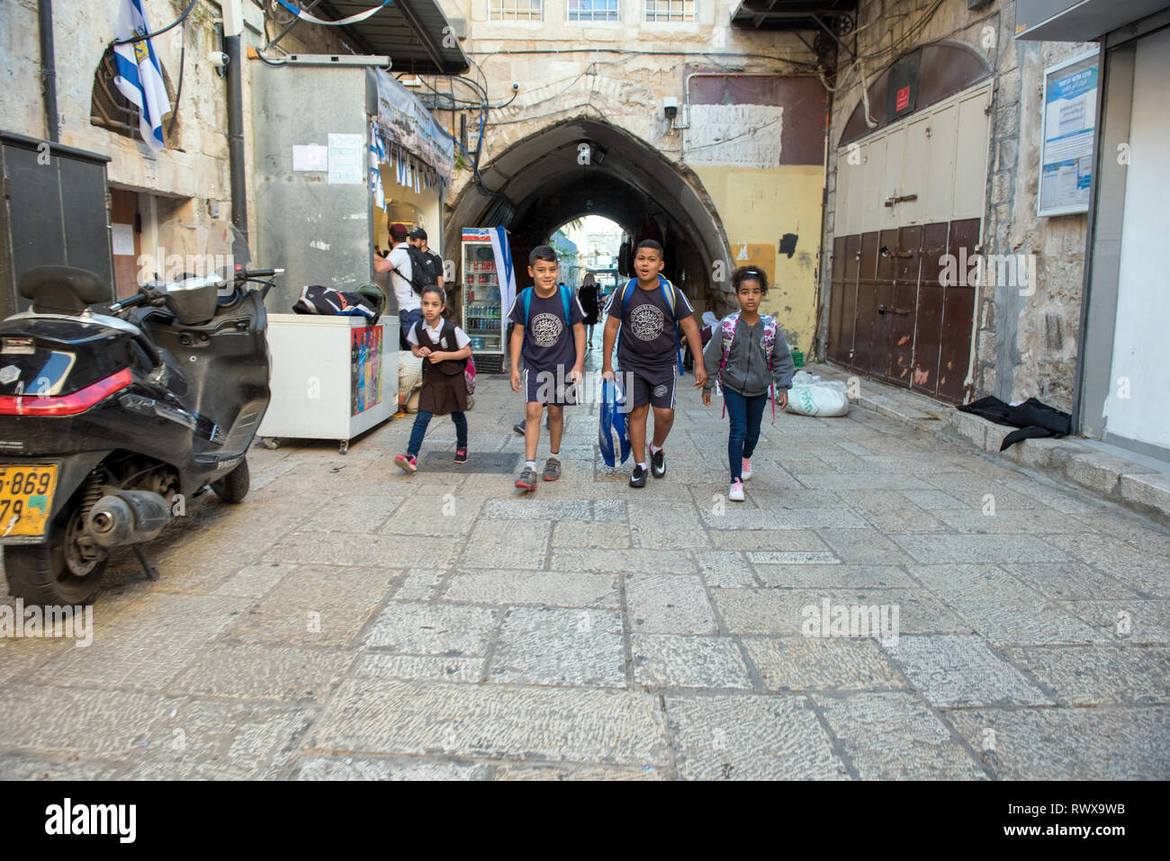 Jerusalén, Israel - 16 de mayo de 2018: Los niños de la escuela caminando por las calles de la ciudad vieja de Jerusalén, en el barrio judío Foto de stock