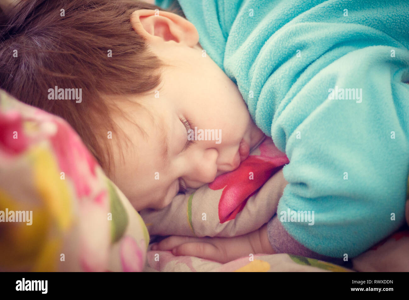 El Nino Esta Durmiendo Pequeno Bebe Esta Durmiendo Sueno Dulce Bebe Chico En Un Traje De Lana Azul Dormir Fotografia De Stock Alamy