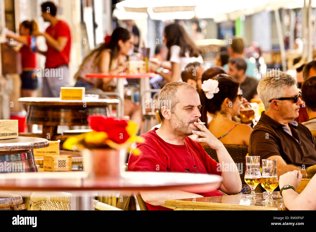 Los cafés y el almuerzo en Málaga. Foto de stock
