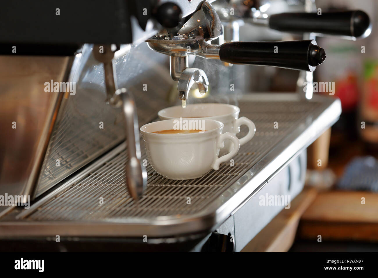 Primer plano de una máquina espresso hacer capuchino taza de café  Fotografía de stock - Alamy
