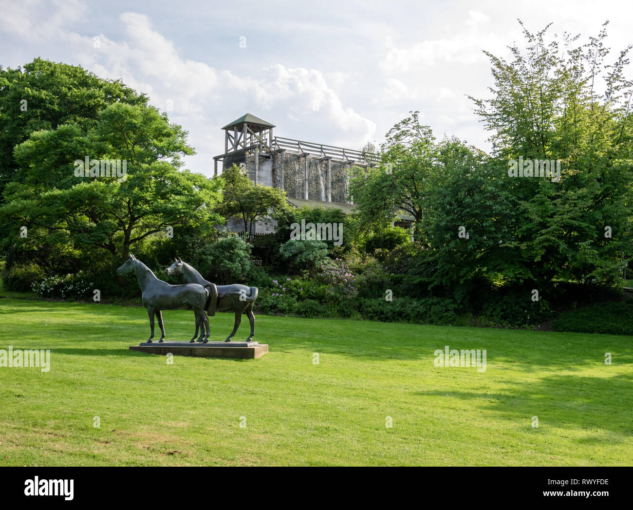 Escultura de caballos (Pferde) por Philipp Harth y torre de graduación en el Gruga Park en Essen, Alemania Foto de stock