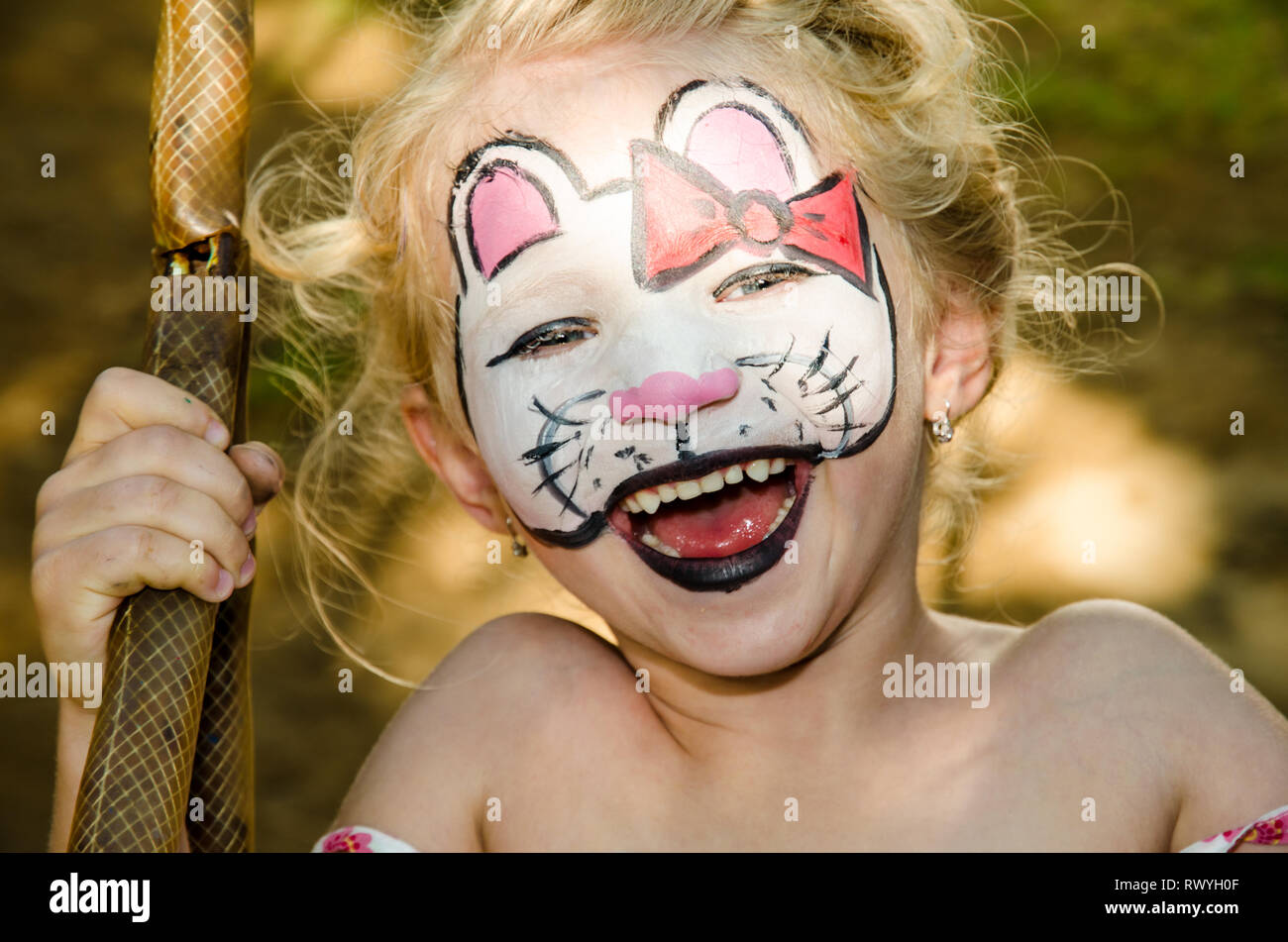 Cat face painting fotografías e imágenes de alta resolución - Página 2 -  Alamy