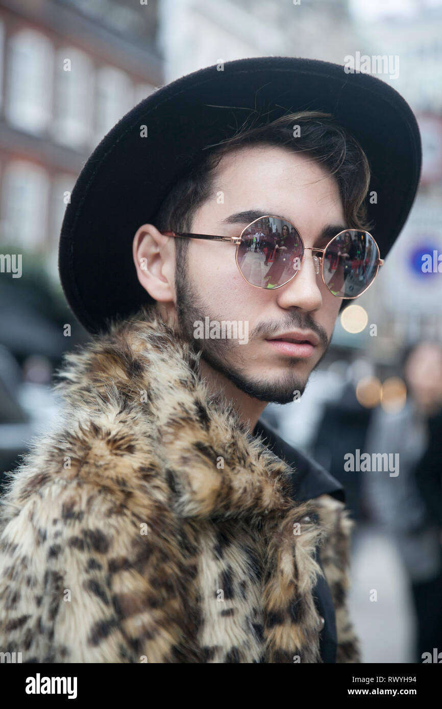 Londres - 15 de febrero de 2019 asistentes: elegante reunión fuera 180 The  Strand para la Semana de la Moda de Londres. El hombre en un abrigo de piel  sintética de leopardo