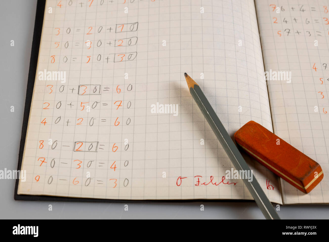 Libro de ejercicios, escuela primaria, problemas aritméticos, matemáticas,  operaciones básicas, corrección Fotografía de stock - Alamy