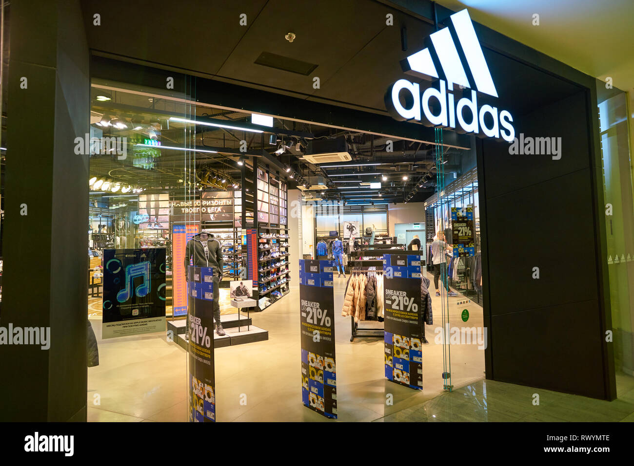 Moscú, Rusia - CIRCA Septiembre, 2018: Entrada a la tienda de Adidas en  Moscú Fotografía de stock - Alamy