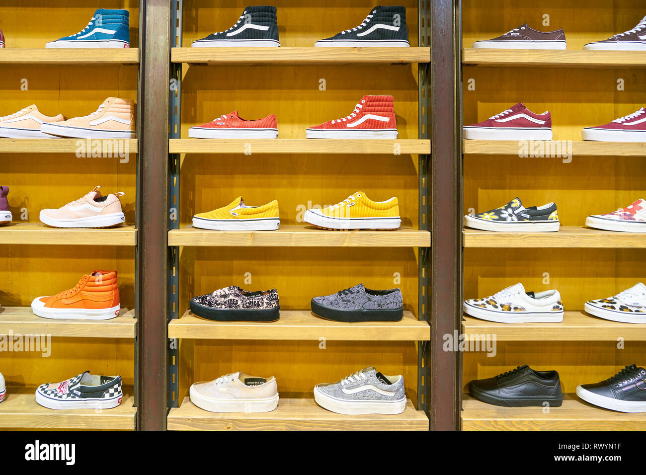 Moscú, Rusia - Crónica 2018: zapatos Vans en exhibición en una tienda en el centro comercial de Moscú Fotografía de stock - Alamy