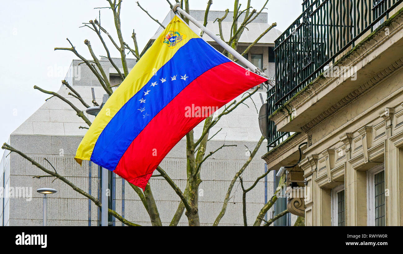El amarillo azul y rojo de la bandera de Venezuela. Es ondeando en la brisa del viento a lo largo de las calles de Londres Foto de stock