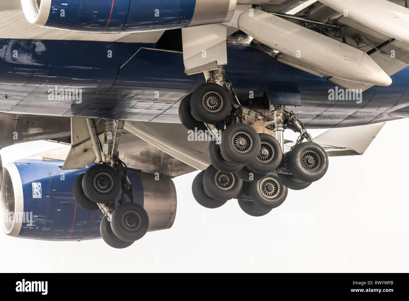 Bastidor de British Airways Boeing 747 Jumbo jet aterrizando en el  aeropuerto de Heathrow en Londres, Reino Unido. Ruedas, neumáticos, llantas,  patas y puertas, mecanismo Fotografía de stock - Alamy