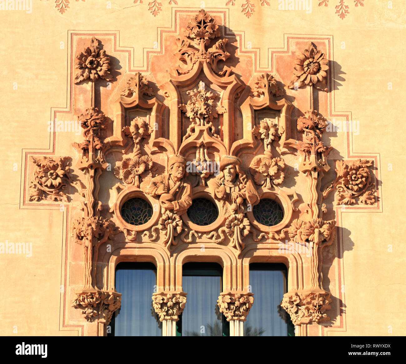 Fachada de socorro de la escultura en el edificio de Can Bassa, Vilassar de Mar, Barcelona. Ocean ruta comercial. Foto de stock