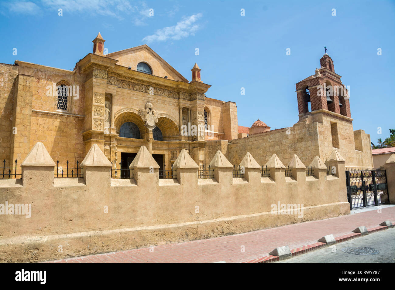 La primera catedral de América o la Catedral de Santo Domingo o la Basílica Menor de Santa María, cuyo nombre oficial es Santa Iglesia Catedral Metropoli Fotografía de stock - Alamy La primera catedral de América o la Catedral de Santo Domingo o la Basílica Menor de Santa María, cuyo nombre oficial es Santa Iglesia Catedral Metropoli Fotografía de stock - Alamy