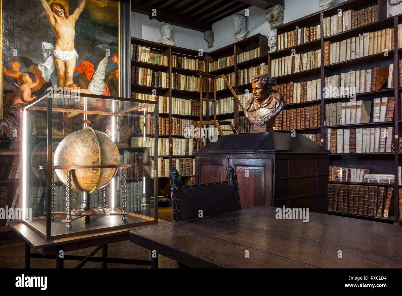 Estanterías con libros antiguos en el siglo XVII, de una gran biblioteca en el Museo Plantin-Moretus / Plantin-Moretusmuseum, Amberes, Flandes, Bélgica Foto de stock
