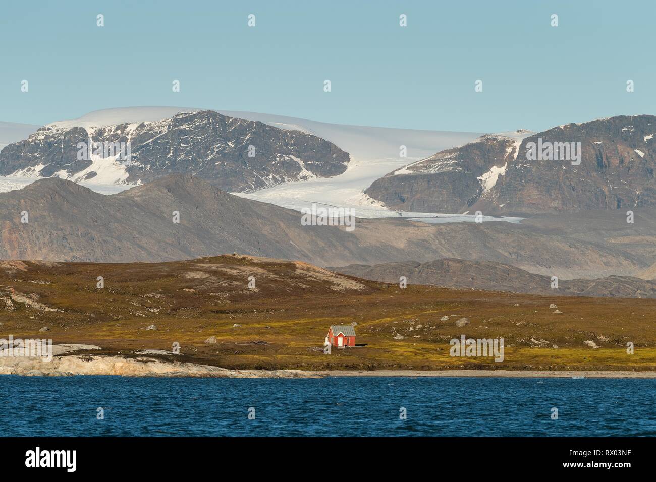 Lonely hut, Kongsfjorden, Spitsbergen, archipiélago Svalbard, Noruega Foto de stock