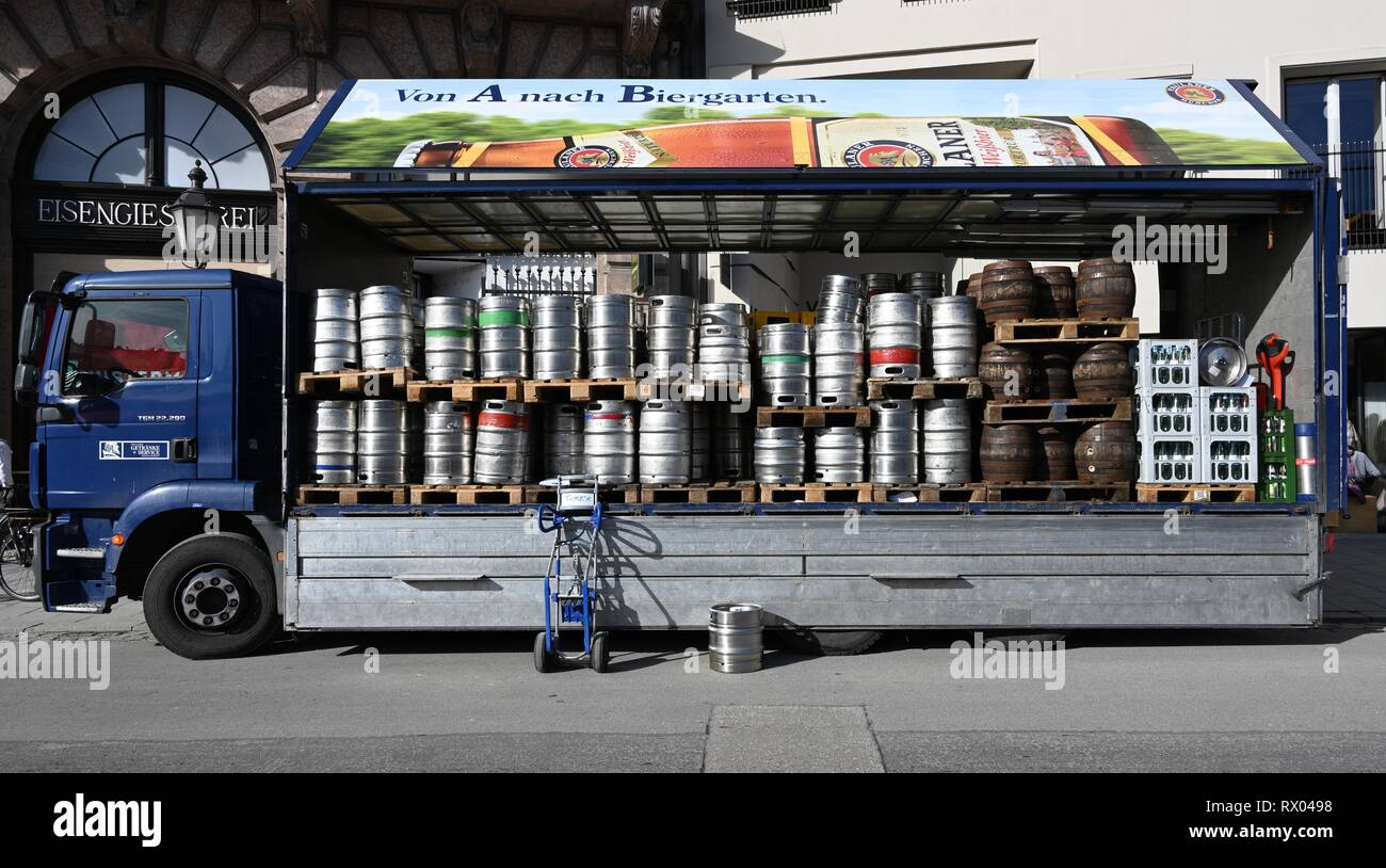 Vehículo, cerveza cervecería transporter con barriles de cerveza, Múnich, Baviera, Alemania Foto de stock