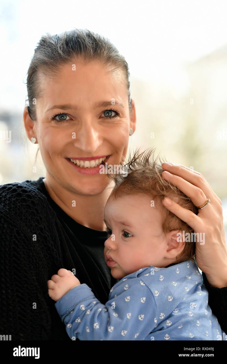Madre con su bebé de 3 meses, en el Estado federado de Baden-Württemberg, Alemania Foto de stock