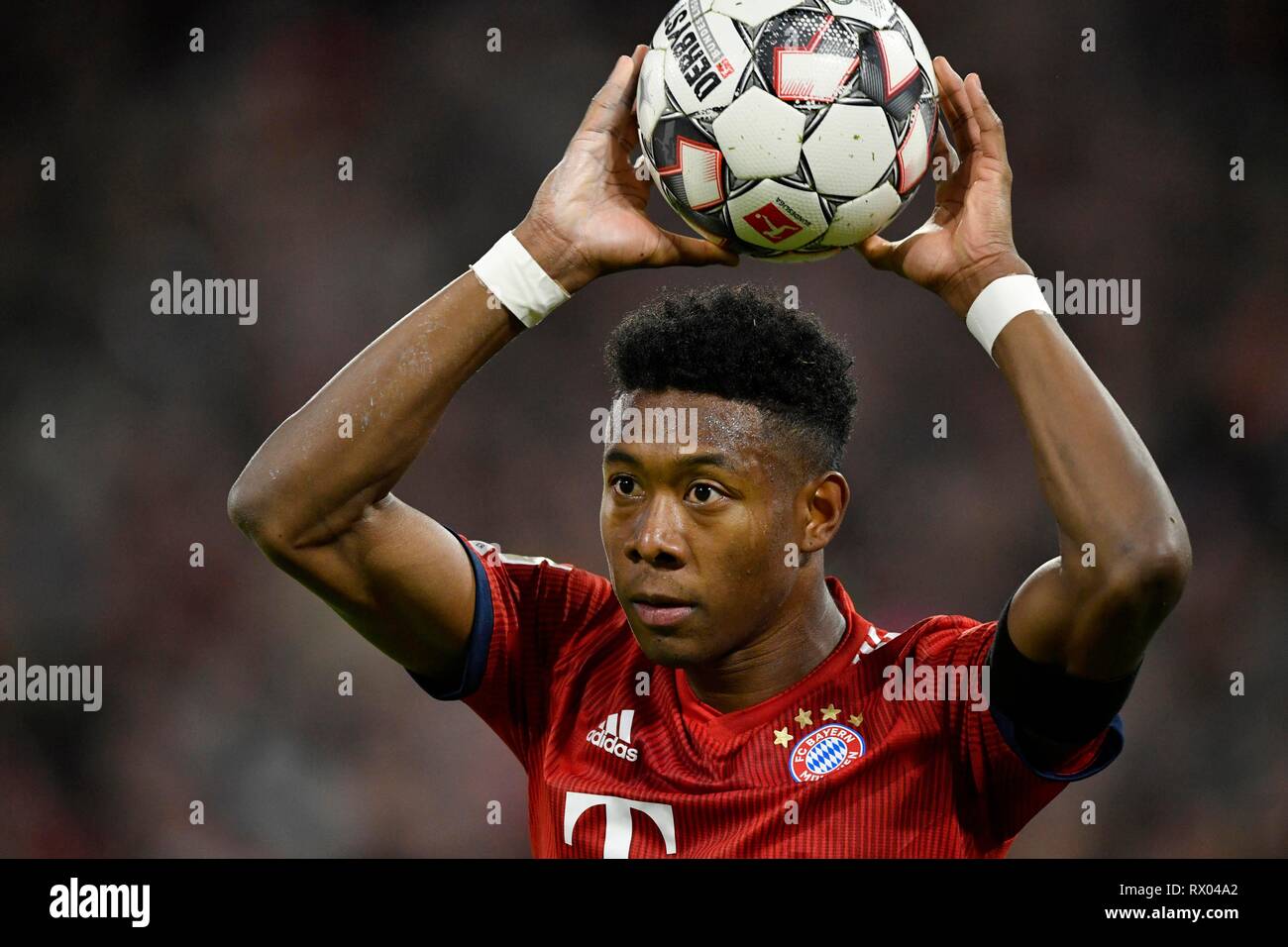 David alaba el FC Bayern de Múnich en el throw-in, Allianz Arena, Múnich, Baviera, Alemania Foto de stock
