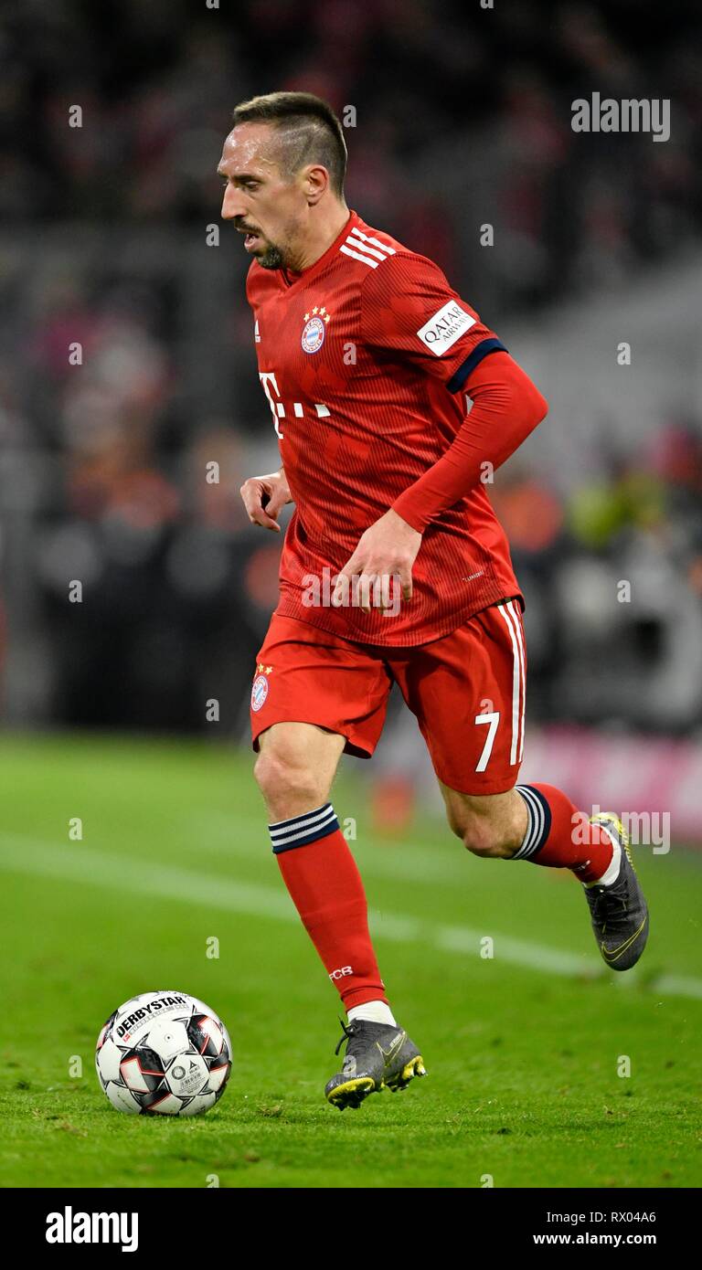 Franck Ribery Bayern Munich sobre la bola, Allianz Arena, Múnich, Baviera, Alemania Foto de stock
