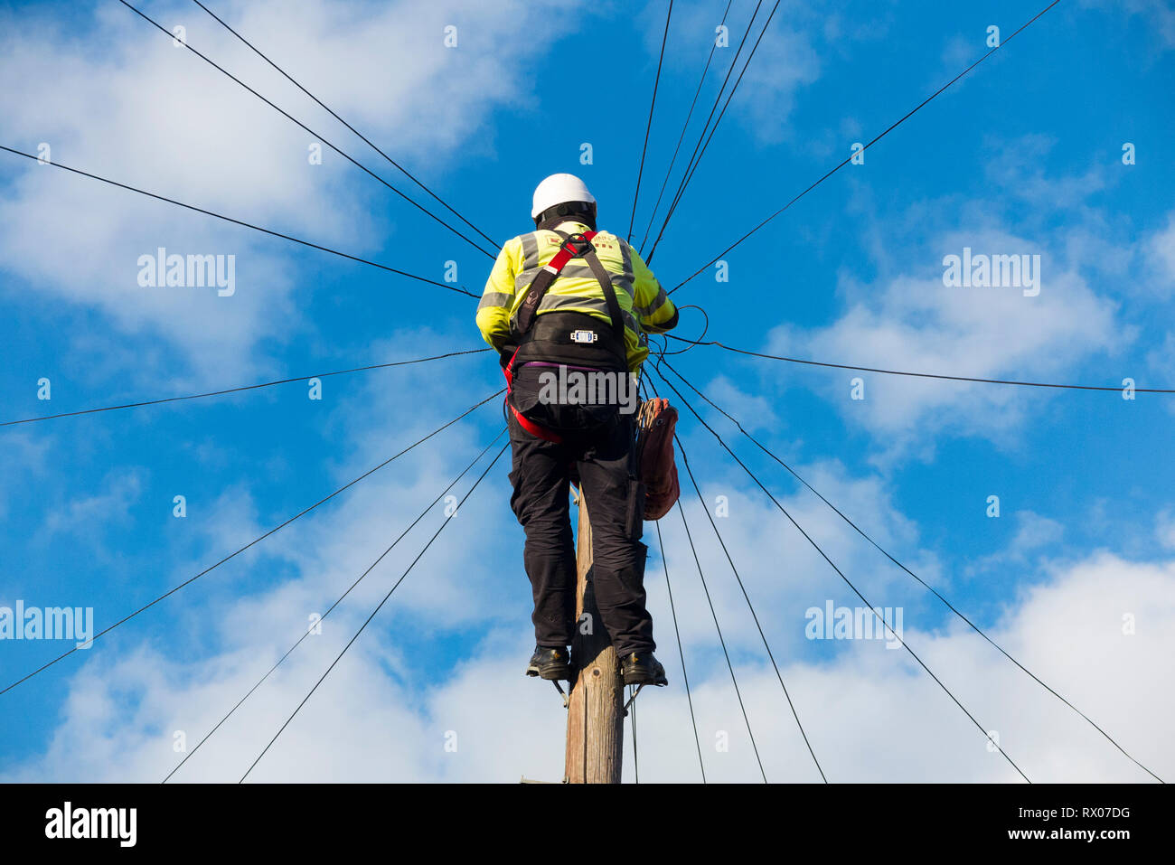 Ingeniero de Telecomunicaciones trabajan en línea telefónica doméstica /  internet de banda ancha por cable de cobre