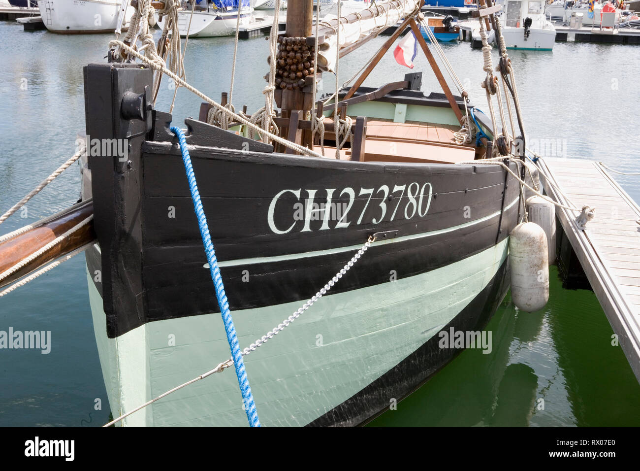 Viejo compadre en Puerto Chantereyne marina, Cherbourg, Normandía, Francia Foto de stock