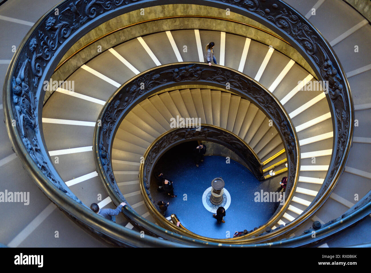 Doble hélice espiral Escalera o Escalera de Bramante, diseñado por Giuseppo Pio-Clementine Momo en 1932, museo, Museos Vaticanos Foto de stock