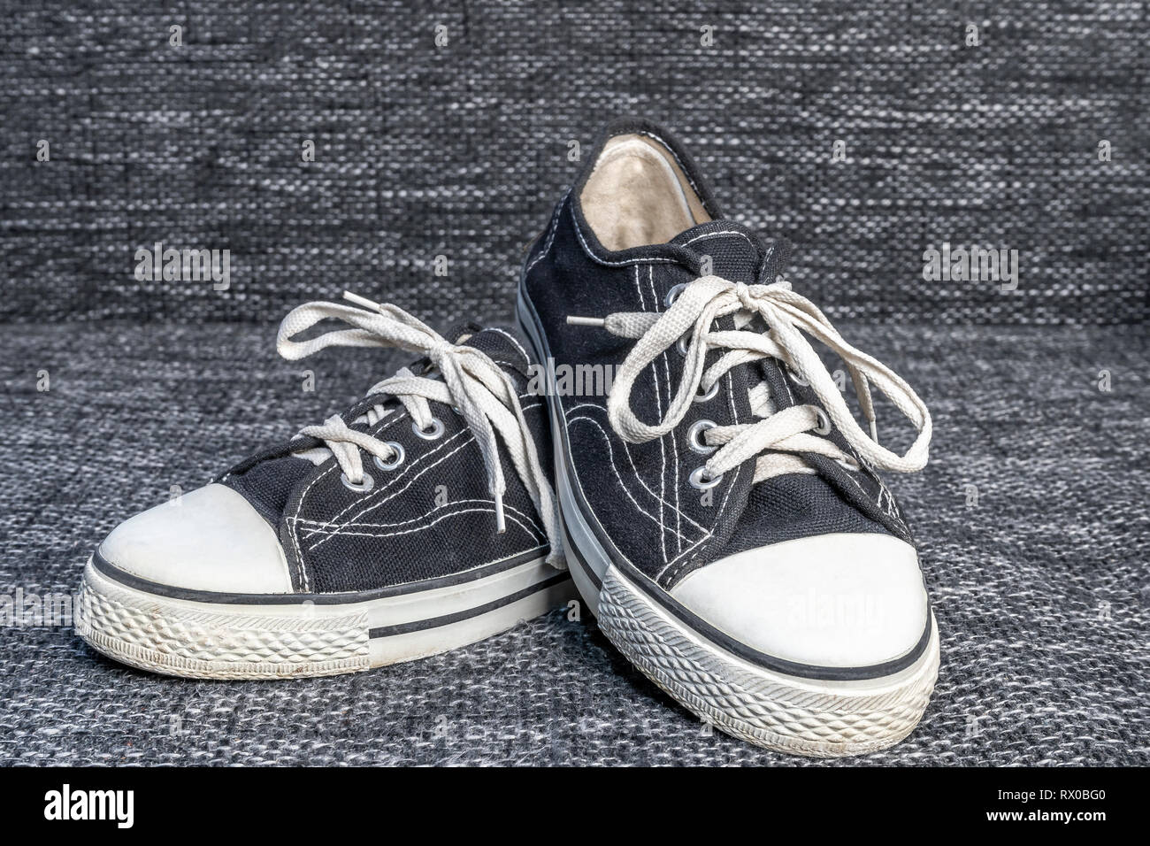 Zapatillas converse negras fotografías e imágenes de alta resolución - Alamy