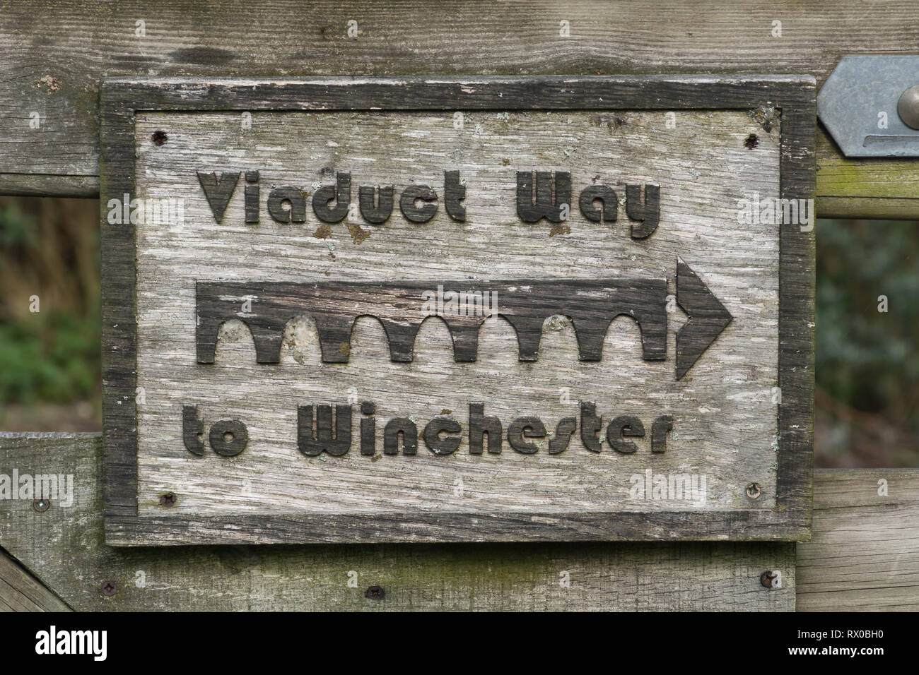 Señal que apunta al Viaducto forma sendero y Hockley viaducto, también forma parte del ciclo nacional de red de la Ruta 23, cerca de Winchester, Hampshire, Reino Unido Foto de stock