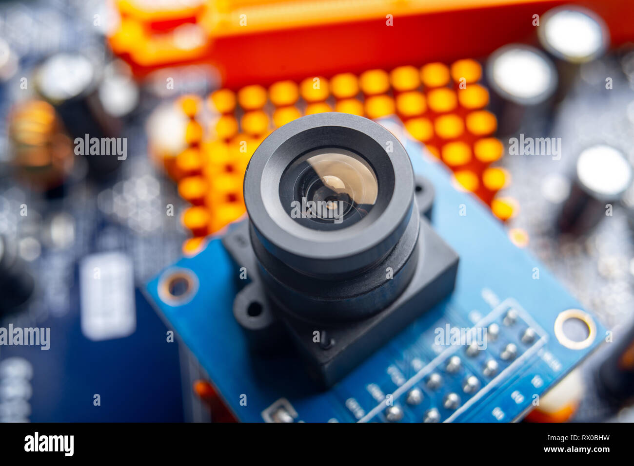 Cámara con lente en el tablero de circuitos electrónicos integrados. concepto alta tecnología y robótica de stock - Alamy