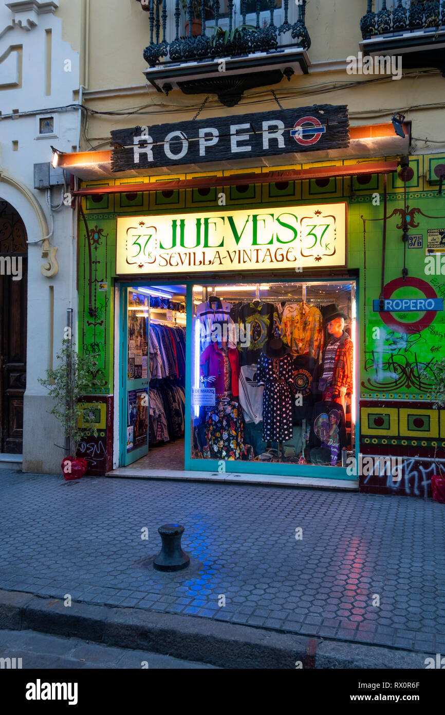 Ropa de mano a la venta en una tienda de moda vintage en Sevilla, España Fotografía de stock - Alamy