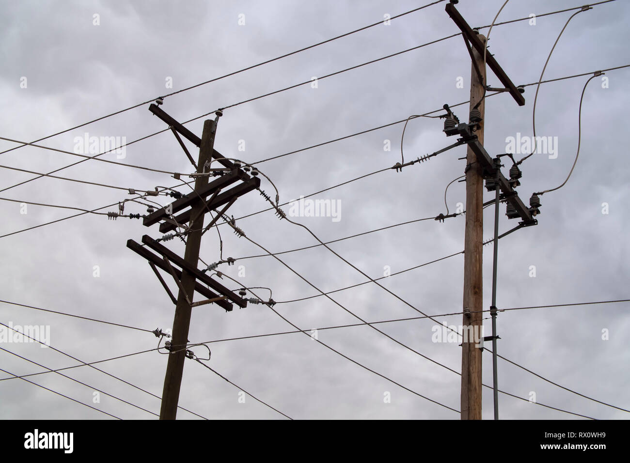 Postes de electricidad mantenimiento de líneas múltiples en los Alpes, en el oeste de Texas. Foto de stock