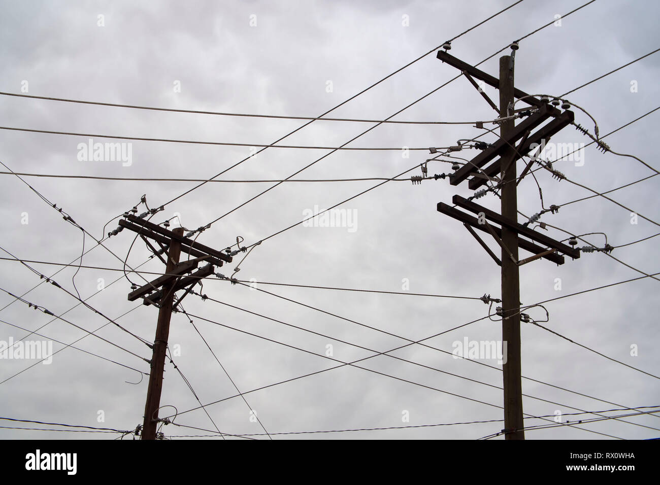 Postes de electricidad mantenimiento de líneas múltiples en los Alpes, en el oeste de Texas. Foto de stock