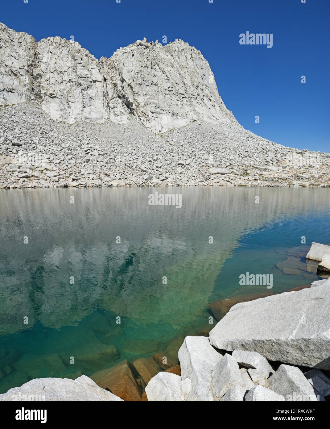 Lago de montaña de Sierra Nevada con pico Staghorn Foto de stock