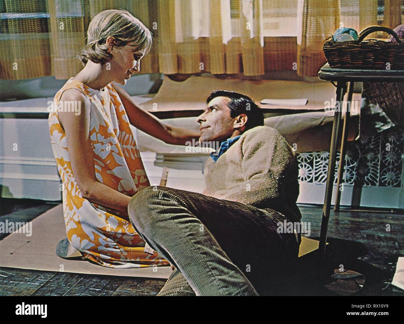 MIA FARROW y John Cassavetes en ROSEMARY'S BABY (1968), dirigida por Roman Polanski. Crédito: Paramount Pictures / Álbum Foto de stock