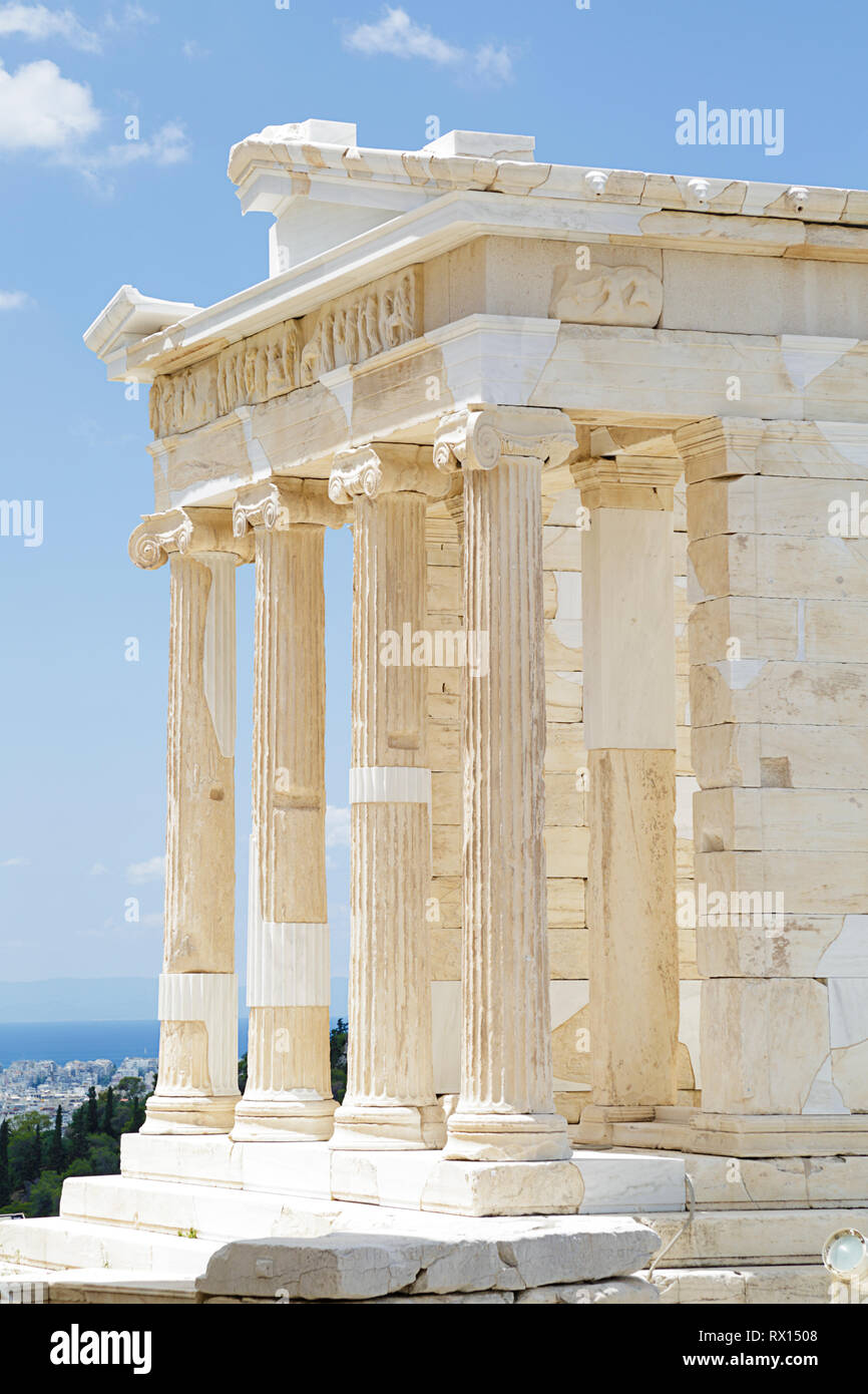 El Templo de Atenea Nike en la colina de la Acrópolis en Atenas, Grecia  Fotografía de stock - Alamy