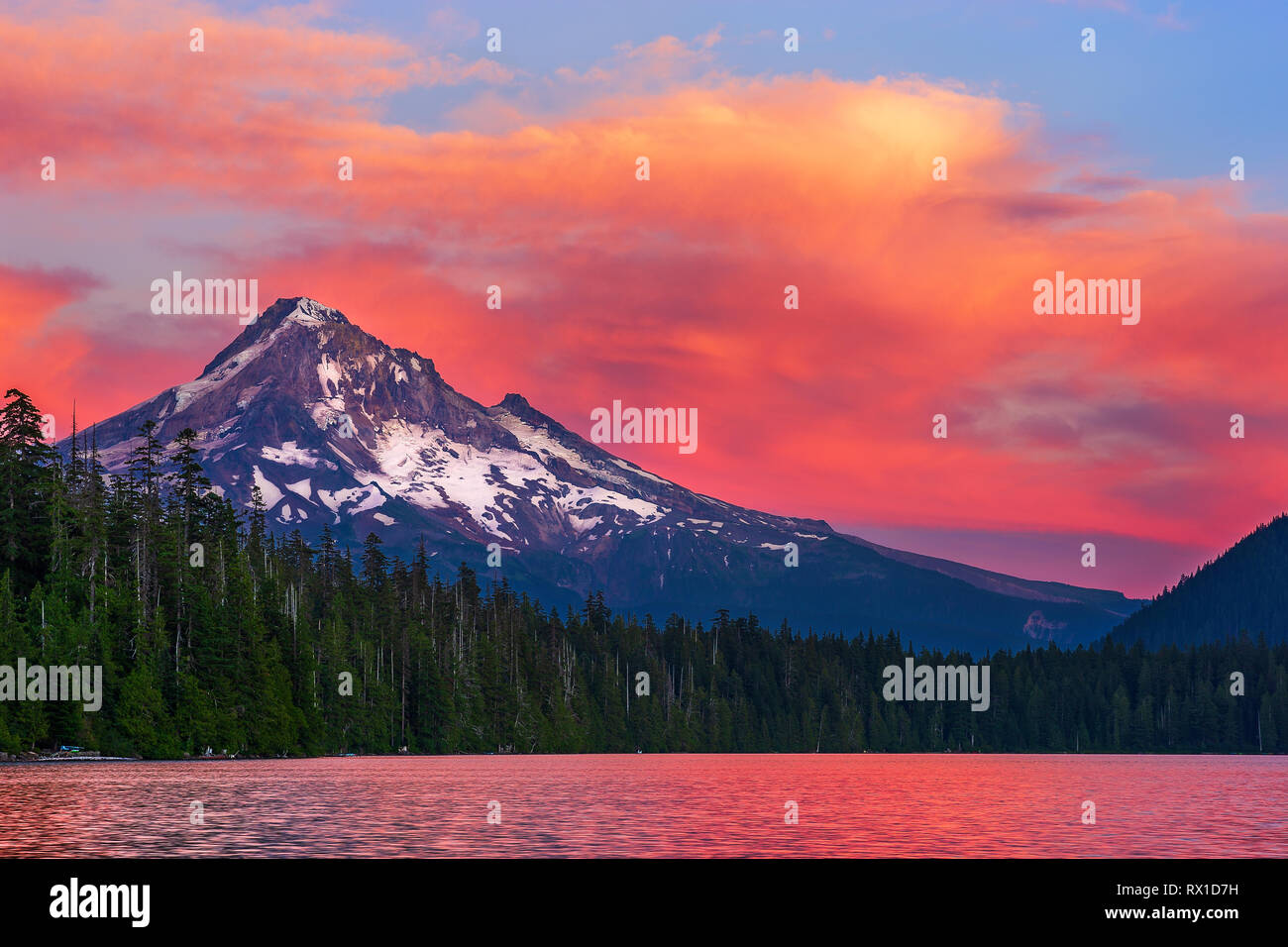 El colorido cielo de la puesta de sol sobre el Monte Hood de Lost Lake, Oregon, Estados Unidos Foto de stock