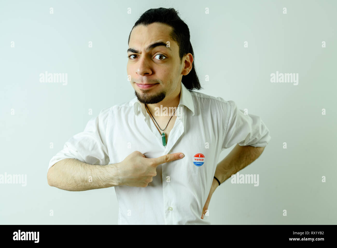 América joven hombre orgulloso después de votar en sus primeras elecciones americanas Foto de stock