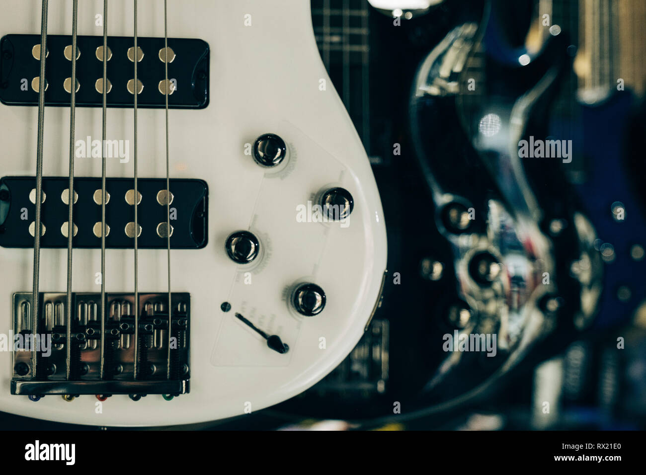 Close-up de guitarras en la fila Foto de stock