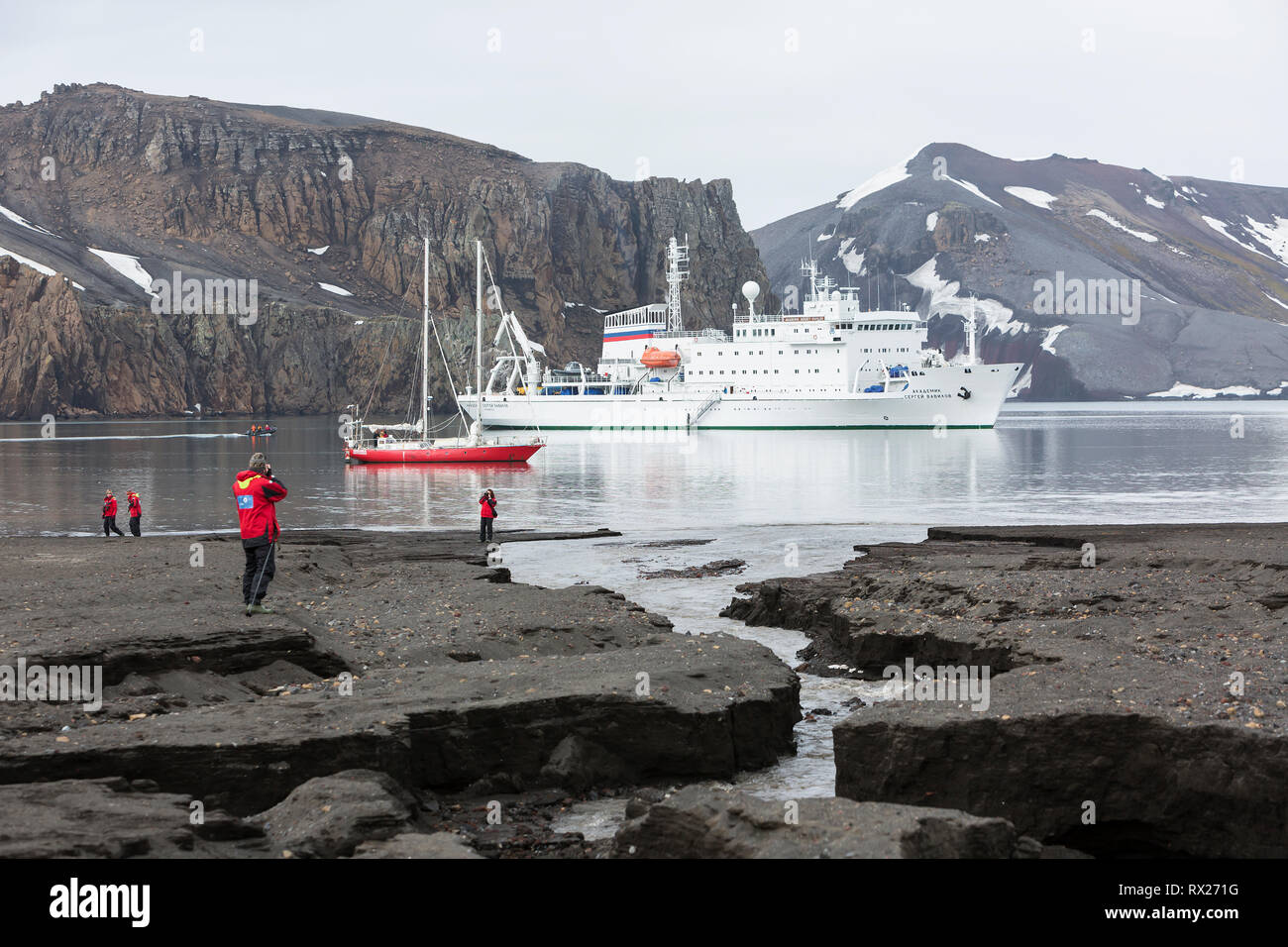 Akademic Vavilov se encuentra en el puerto de Whalers Bay, ubicado dentro de un volcán activo en la Isla Deception, Islas Shetland del Sur, Antártida Foto de stock