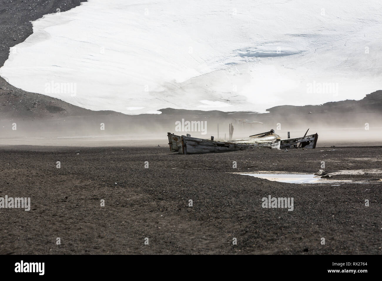 Reliquias del pasado, incluyendo estos barcos de agua utilizados en la industria ballenera, se encuentran esparcidos por la playa en la Bahía de Whaler en la Isla decepción, Islas Shetland del Sur, Antártida. Foto de stock