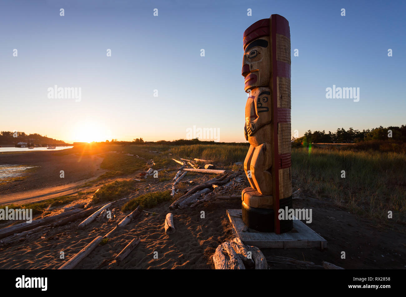 Un poste de tótem Marca un punto límite cerca de la cabeza de la Gosa Spit indicando el territorio tradicional de la primera Nación, Comox, el Valle de Comox, la Isla de Vancouver, Columbia Británica, Canadá Foto de stock