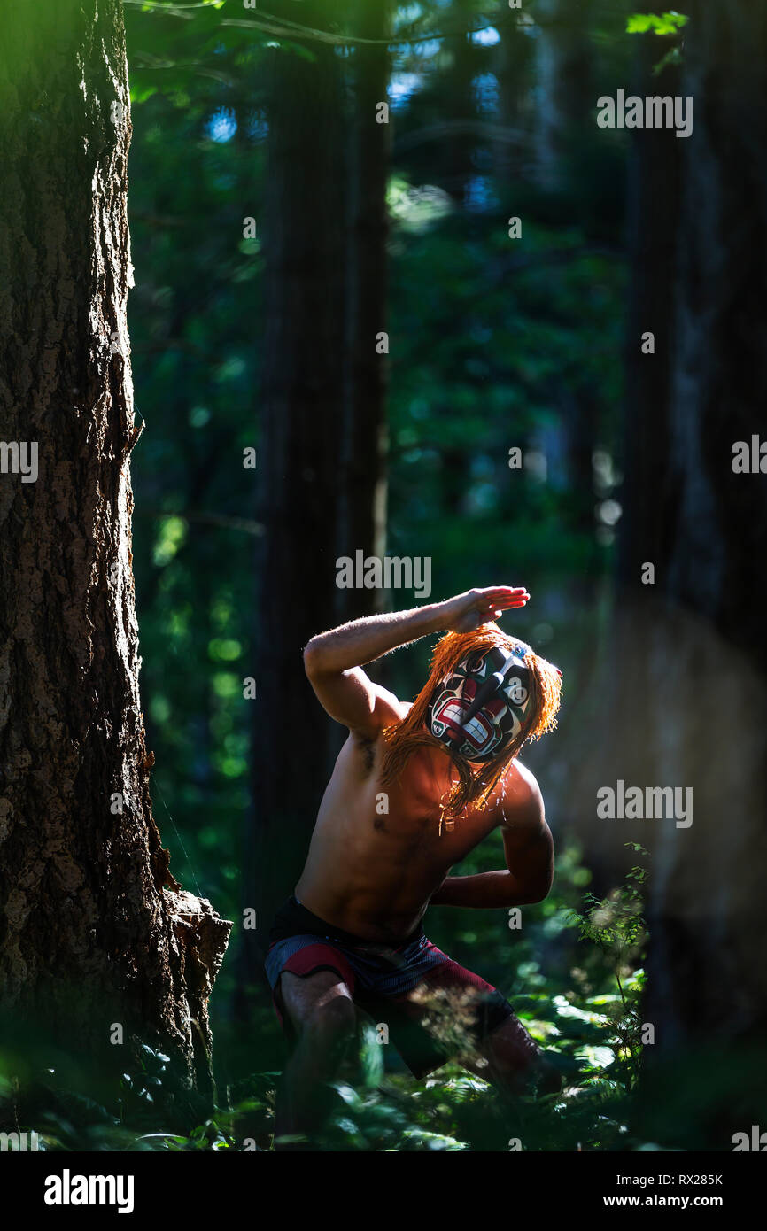 Bukwas o wildman of the Woods es un ser sobrenatural que acecha cerca del borde de los bosques atrayendo a los seres humanos a convertirse en espíritus en su mundo subterráneo, Comox, el Valle de Comox, la Isla de Vancouver, British Columbia, Canadá Foto de stock