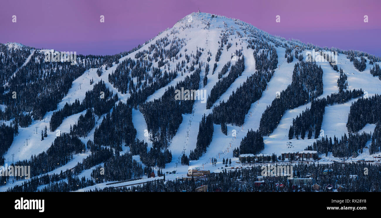El esquí nocturno se ilumina en la estación de esquí de Mount Washington mientras el atardecer se asienta en la popular estación de esquí de la isla de Vancouver, el valle Comox, la isla de Vancouver, la Columbia Británica, Canadá. Foto de stock