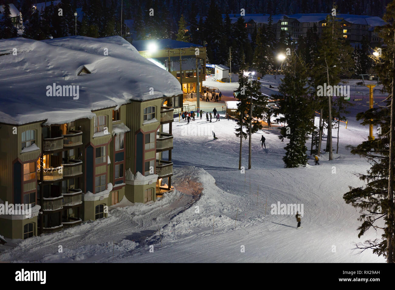 Los alojamientos de Slopeside en Bear and Deer Lodge permiten un rápido acceso a las pistas de esquí de Mt. washington, el Comox Valley, la isla de Vancouver, British Columbia, Canadá Foto de stock