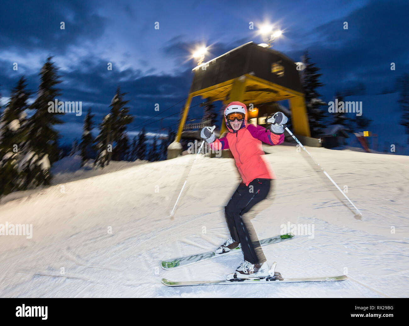 Los esquiadores y snowboarders disfrutan de la experiencia y las horas extendidas que ofrece el esquí nocturno en la estación de esquí de Mt. washington. Mt. Washington, el Valle de Comox, Isla de Vancouver, Columbia Británica, Canadá. Foto de stock