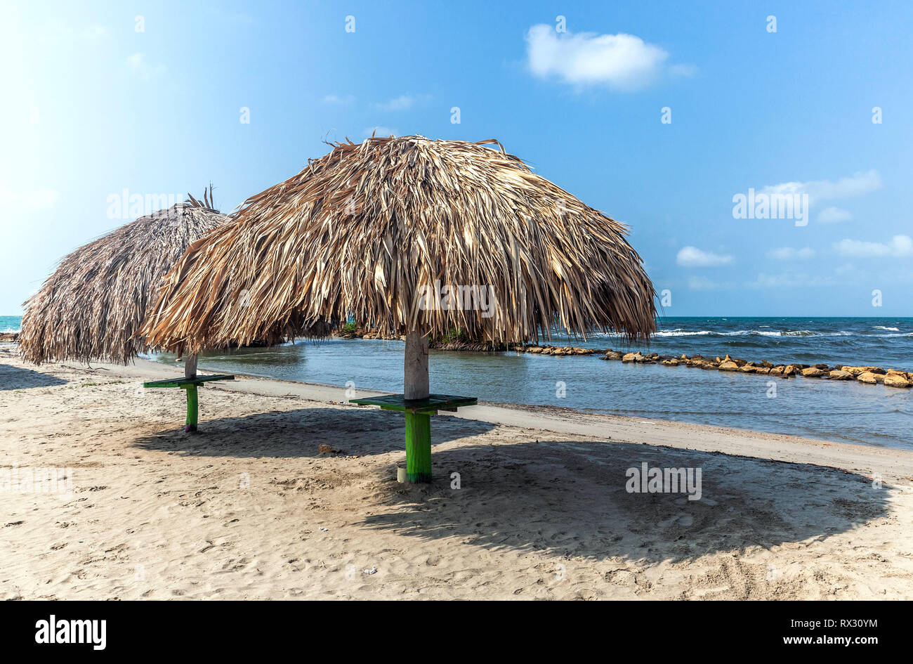 Sombrillas de paja en Coveñas Beachside Resort, Colombia Fotografía de  stock - Alamy